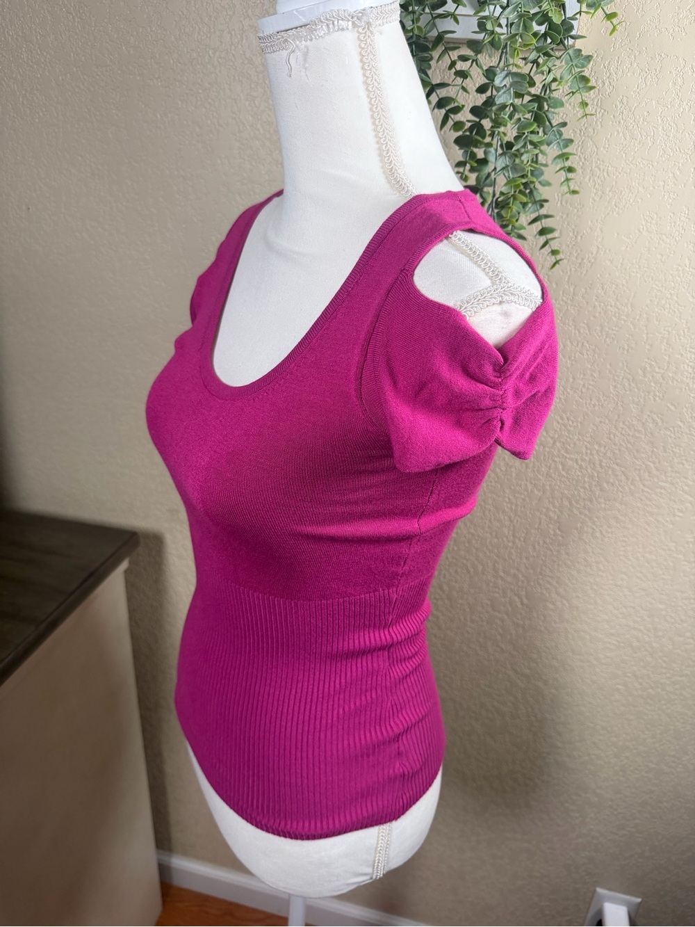 bebe Magenta Cold-Shoulder Scoop Neck Tank Top - Picture 3 of 5